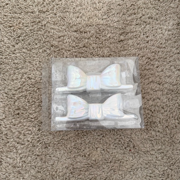 Accessories - Iridescent White Bow Taper Candle Holders